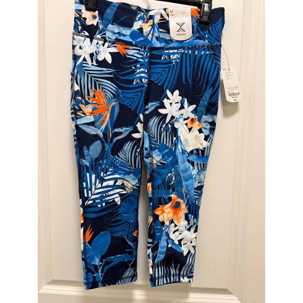 Xersion Studio Womens Capri Leggings M Navy Blue Isla Floral Tropical Mid Rise